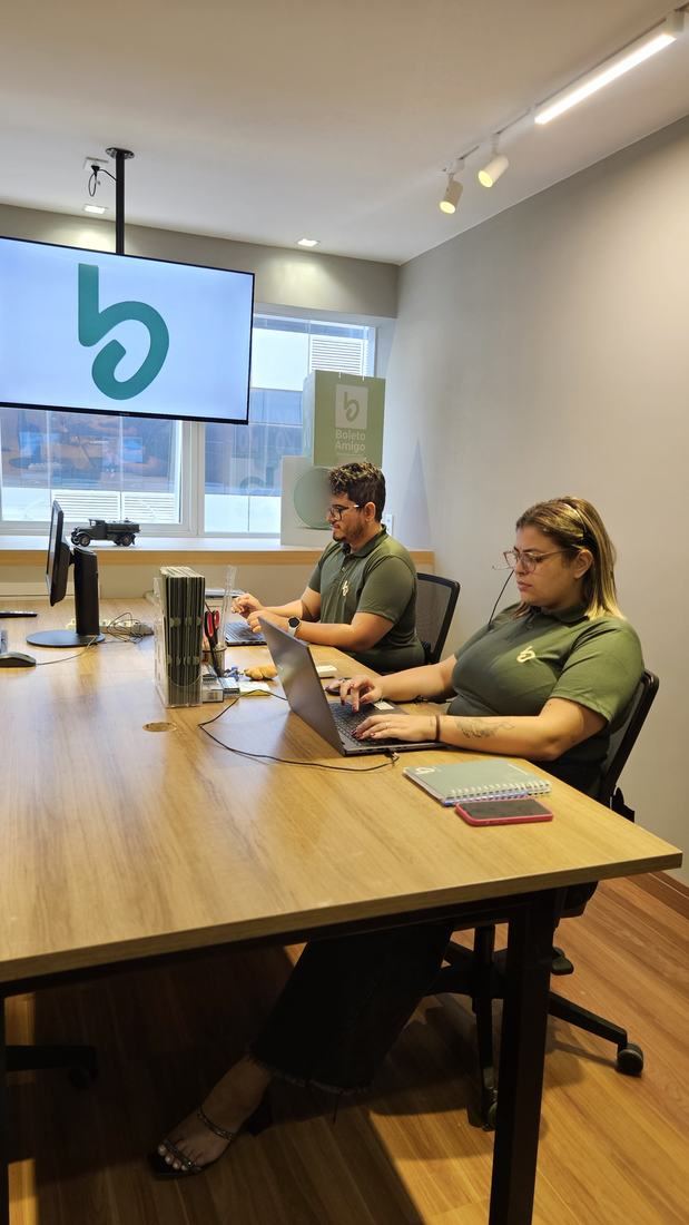 Consultores do Boleto Amigo atendendo clientes